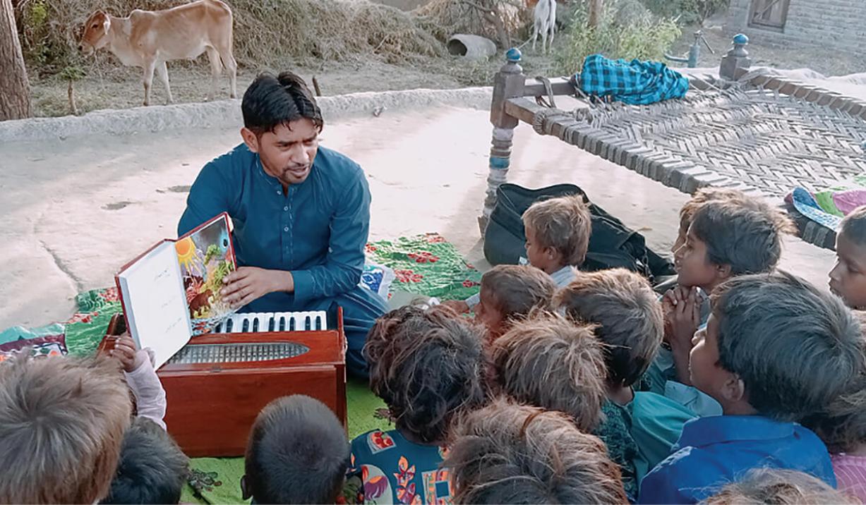 Pastoral worker Daniel Savji tells stories from the Picture Bible while children attentively listen. - Photo: Daniel Savji