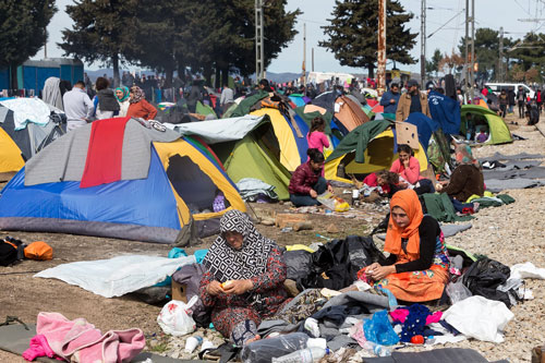 Thousands of immigrants wait at the border to cross the border - Photo: Bigstock