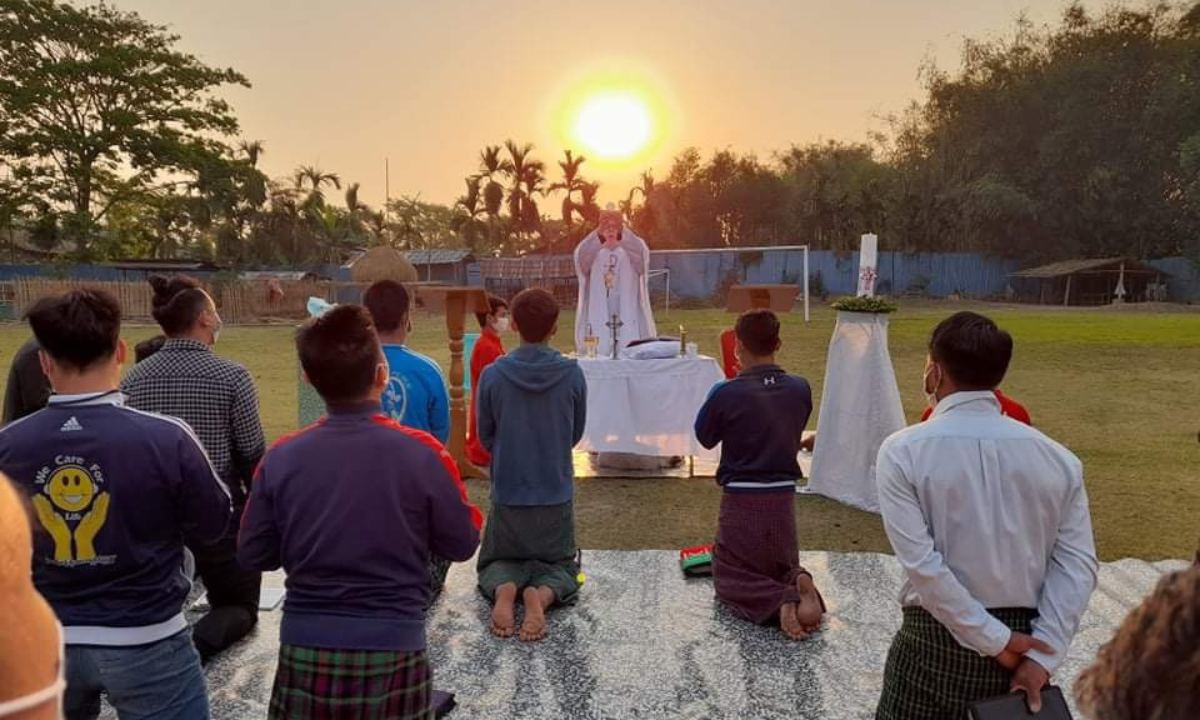 Fr. Sheridan celebrates Dawn Mass on Easter Sunday at the Rebirth & Rehabilitation Centre - Photo: Fr Eamon Sheridan