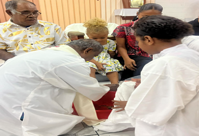 Fr Vincent Ratnam washing the child feet - Photo: Naanise Mo’unga 