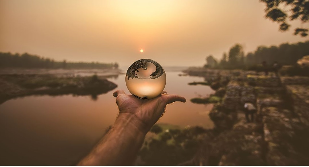 The World is in Your hands - Photo:canva.com