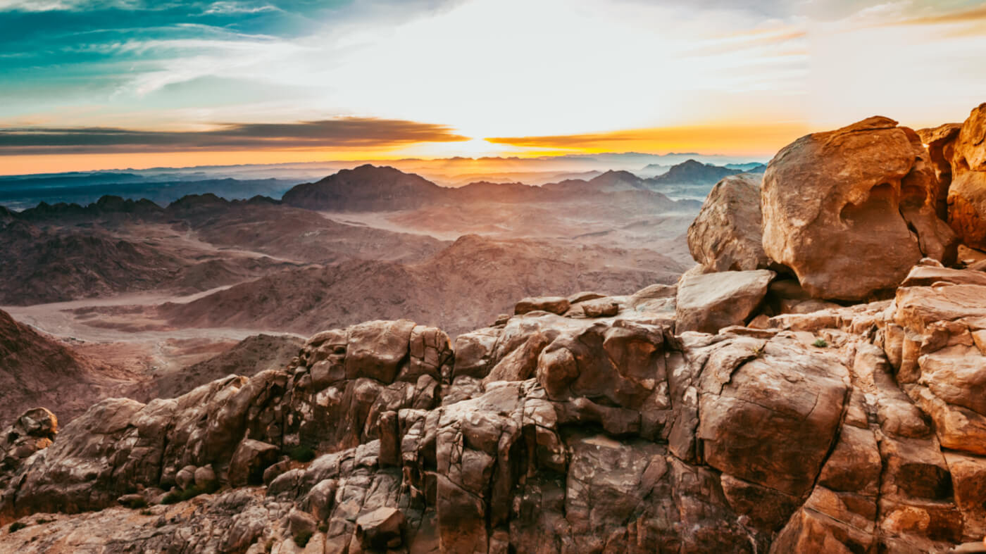 Breathtaking sunrise on the Sinai mountains Photo: Vlad Kiselov on Unsplash