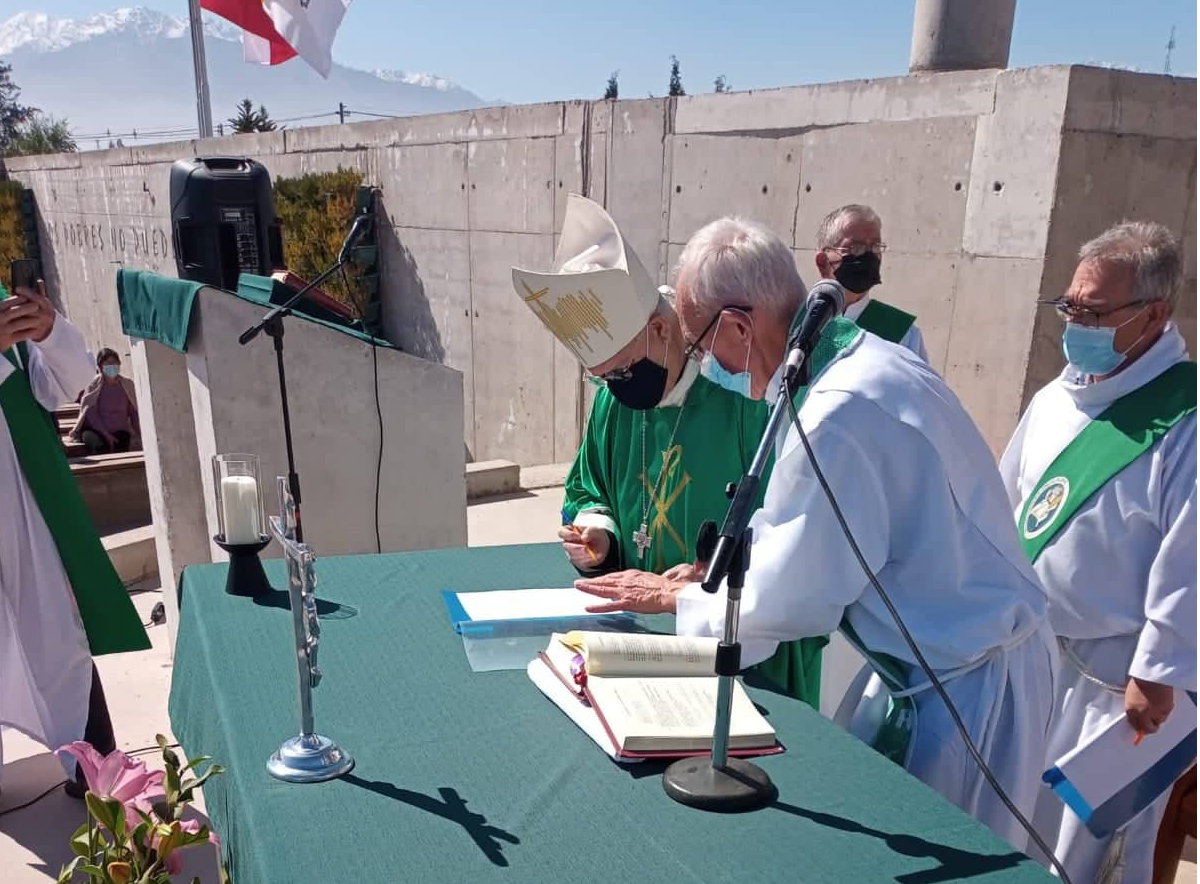 Fr Michael Howe signing his letter of appointment as Parish priest of Saint Matthias parish in the suburb of Bajos de Mena in the Municipality of Puente Alto last Sunday 29th of August in Pope John Paul II Park. Photo: Fr George Hogarty SSC