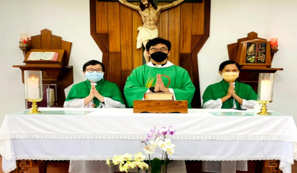 Fr Antonio with students. Photo: Columban Fr Seok Jin-Wook Antonio