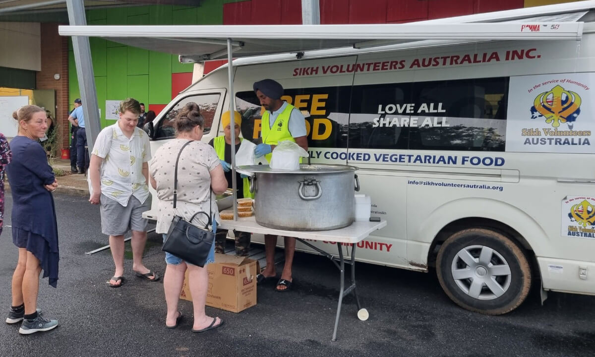 Sikh volunteers distribute food at an evacuation centre in Lismore. Photo: Sikh Volunteers Australia Inc