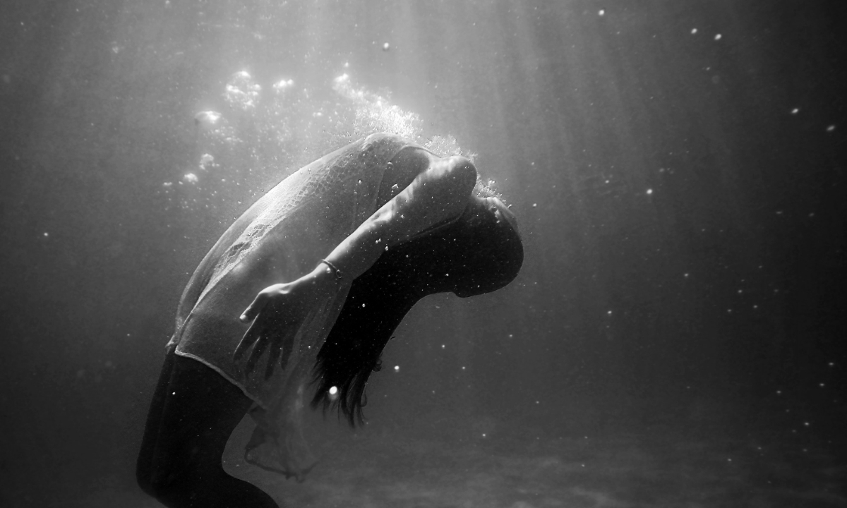 Girl drowning. Photo: pexels.com/@life-of-pix