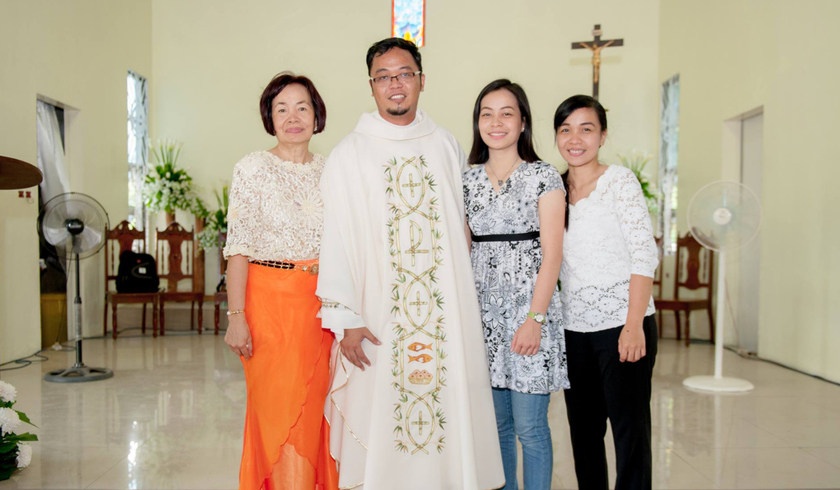 Fr Kurt with his mum and sisters. Photo: Fr. Kurt Zion Pala