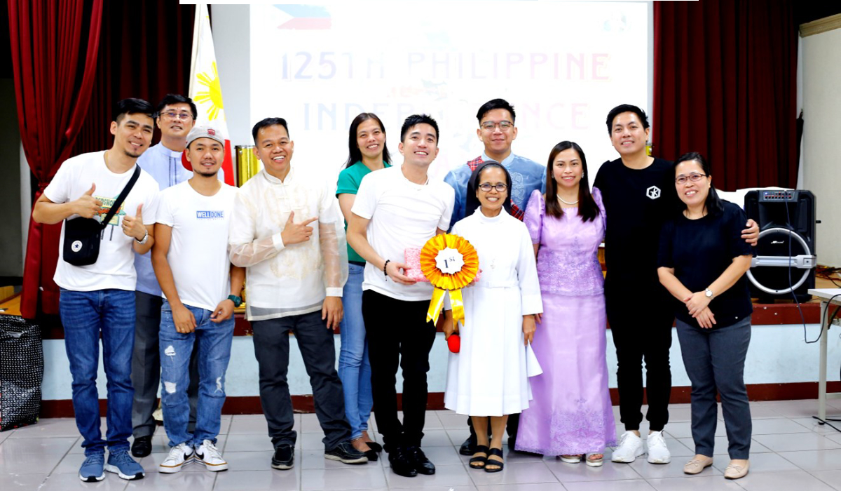 Group photo-Kuya Medel and his groupmates received an award during the Philippine Independence Day Celebration.