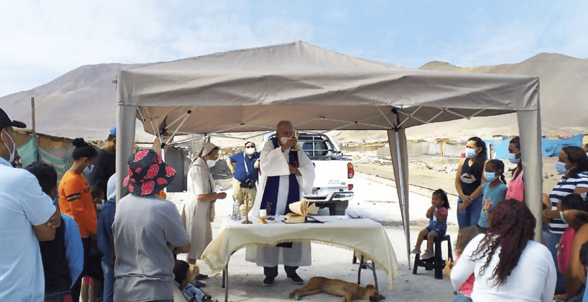 Fr. Michael Hoban celebrating Mass at the “Mule’s Trail”, Alto Hospicio. Photo: Columbans Chile