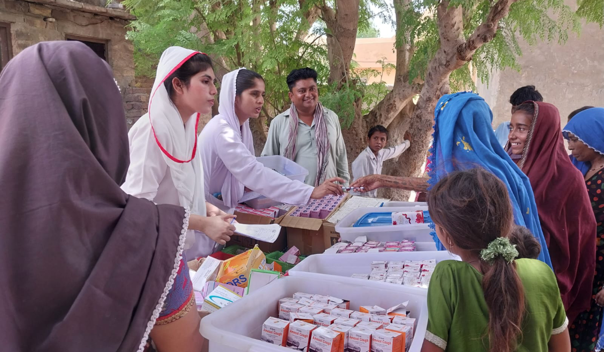 Staff hands out medical supplies at a mobile camp in Pakistan. Photo: St Elizabeth’s Hospital in Hyderabad/Fr Robert McCulloch SSC