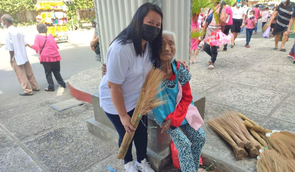 Evelyn Sabate with the old woman selling brooms. Photo: Evelyn Sabate
