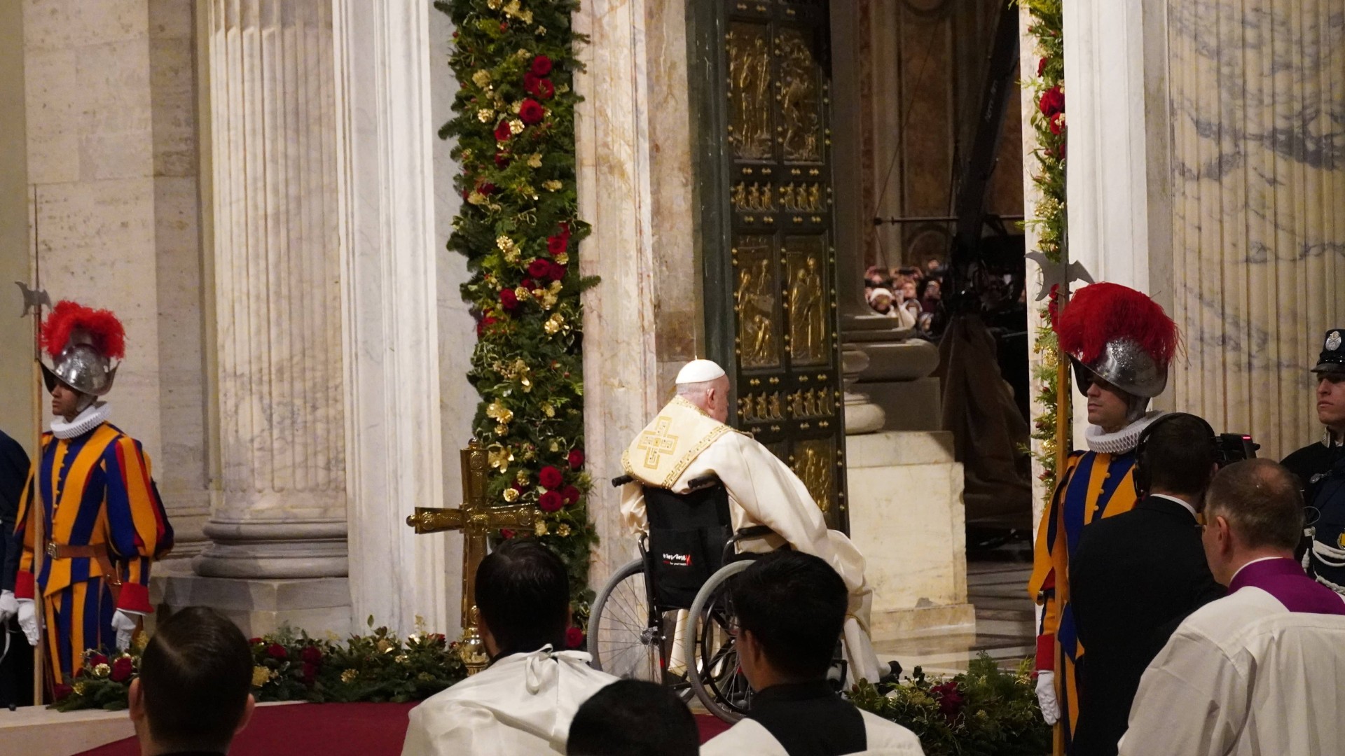 After a moment of prayer, Pope Francis entered the Jubilee Door as the first "Pilgrim of Hope". Photo: iubilaeum2025.va