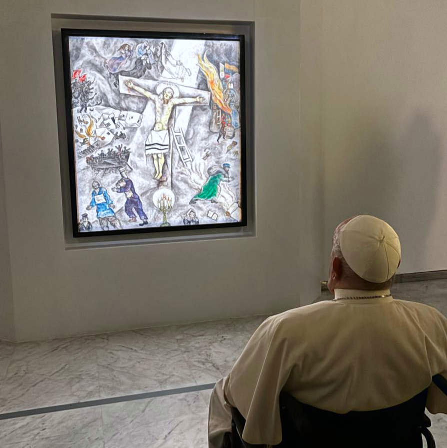 Pope Francis admires Marc Chagall's masterpiece “The White Crucifixion”, exhibited for the “Jubilee is Culture” exhibition. Photo: facebook.com/Iubilaeum25