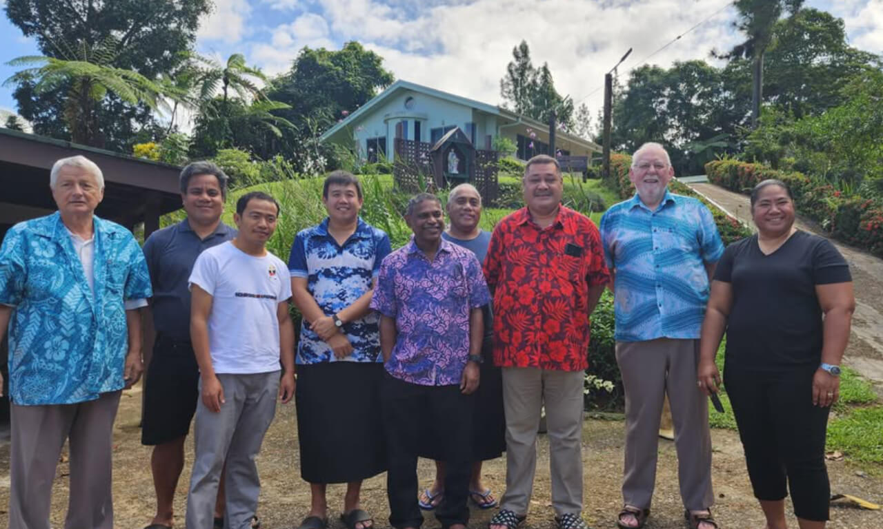 Fr Tom Rouse with retreat participants in Fiji. Photo: Fr Tom Rouse SSC