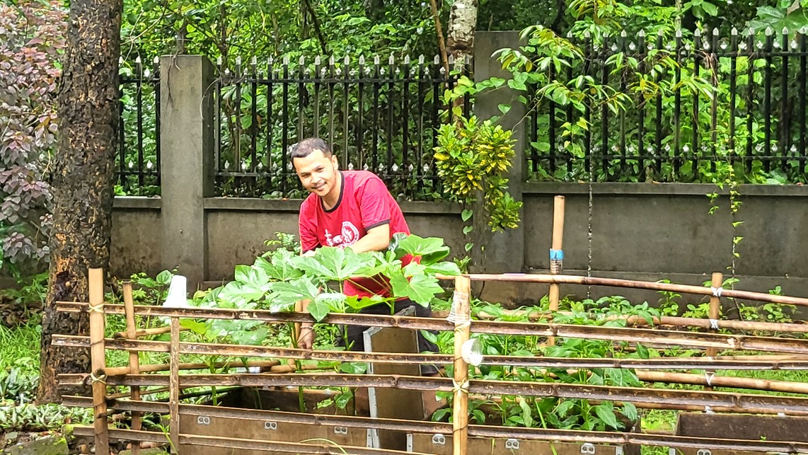 Michael prepares the soil for farmig. Photo: Michael Javier
