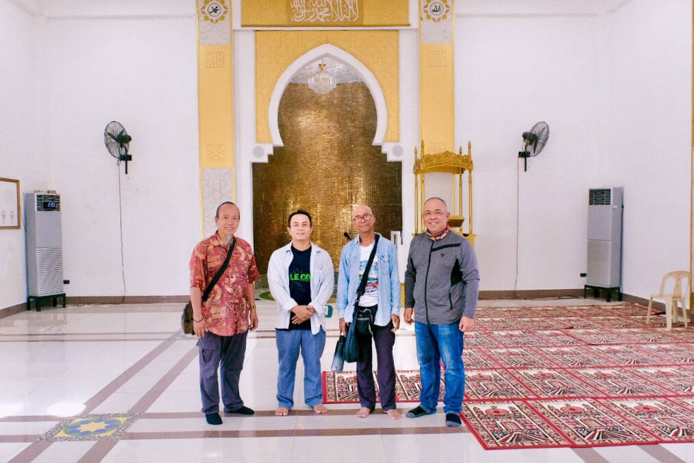 Fr Rex’s visit to Sheikh Karimul Makhdum Mosque on the island of Simunul, Tawi-Tawi. Photos: supplied. 