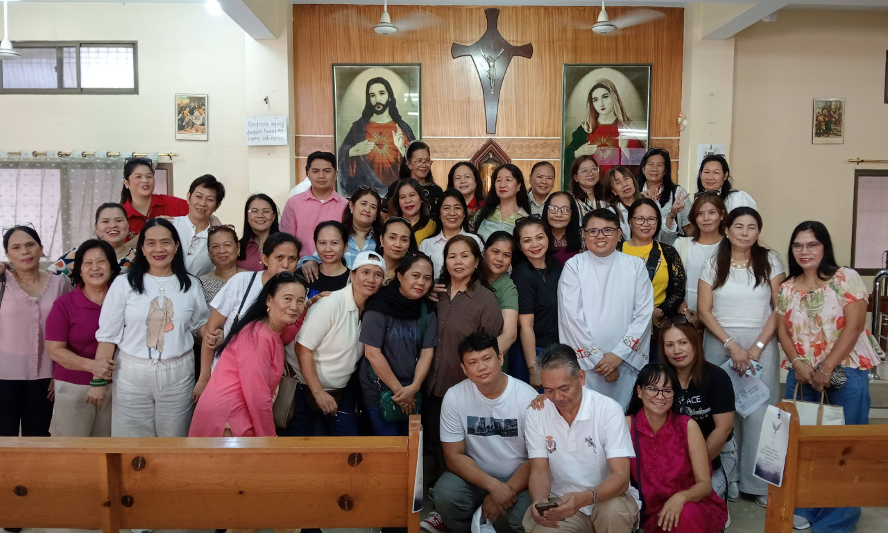 Fr Elbert with the community of Filipino migrants after the Sunday Mass in Karachi, Pakistan