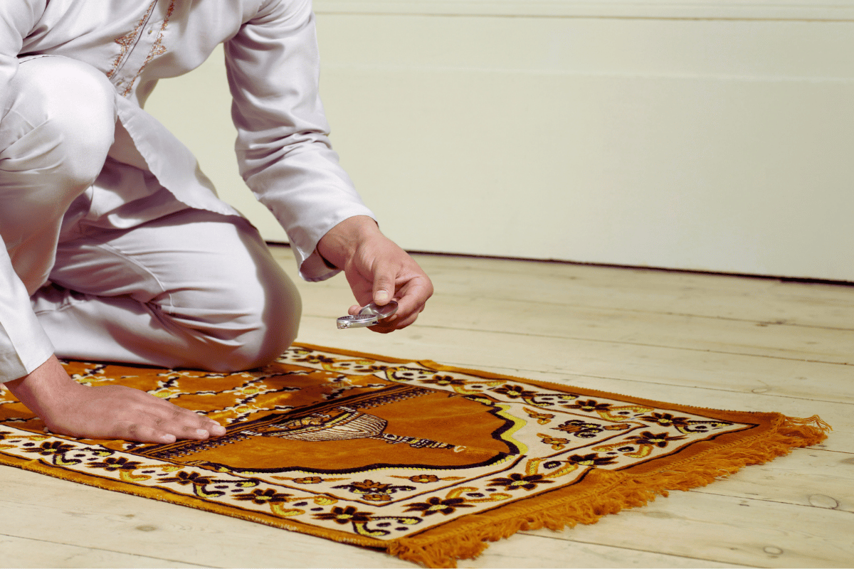 Muslim man on a prayer mat - Photo: canva.com