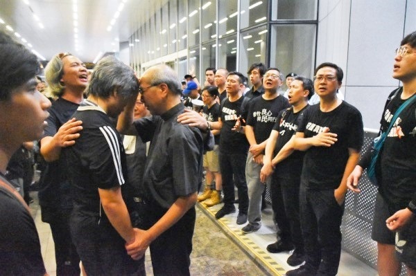Bishop Ha during a prayer service with university students at the government offices in HongKong in 2019.