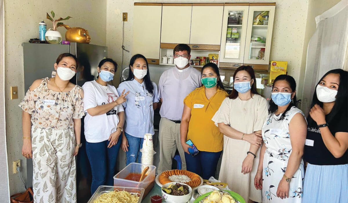 Members of the migrant community in Suncheon, South Korea  welcome Fr Gonzalo to a small home gathering.