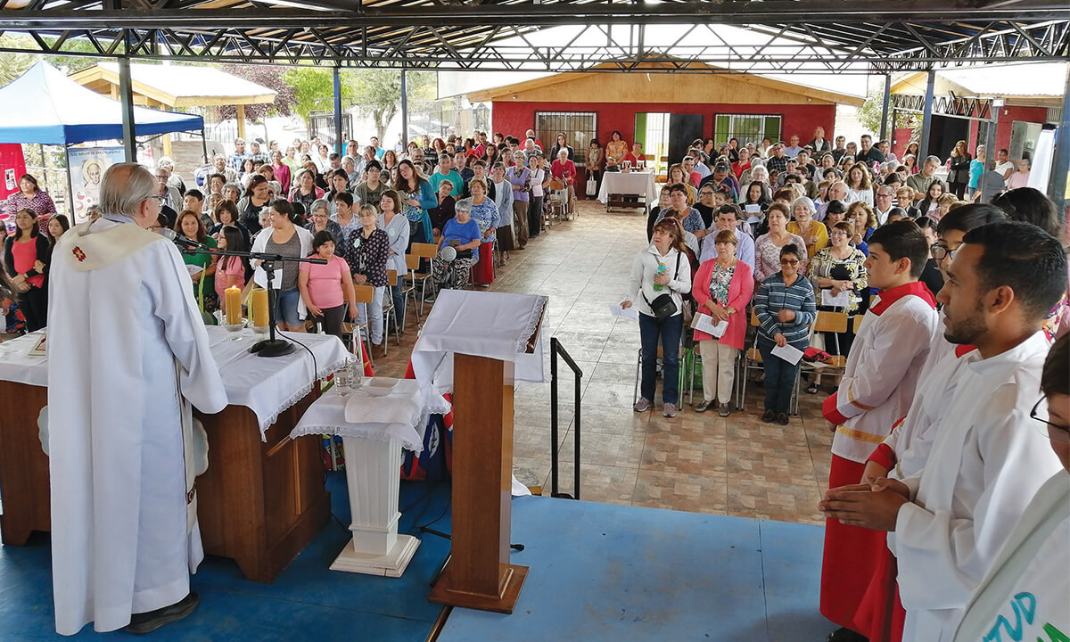 Sunday Mass at the parish of San Columbano in suburban Santiago, Chile. - Photo: St Columbans Mission Society