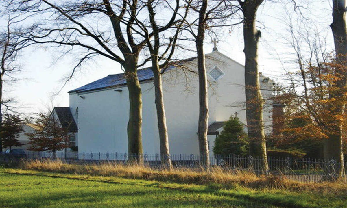 The church was built like a barn in 1823 so as not to attract attention during the repression of Catholicism in England. Photo: Alexander P Kapp (https://commons.wikimedia.org/wiki/File:St_Mary's_Church_Aughton_geograph.org.uk_1575193.jpg), https://creative¬commons.org/licenses/by-sa/2.0/legalcode