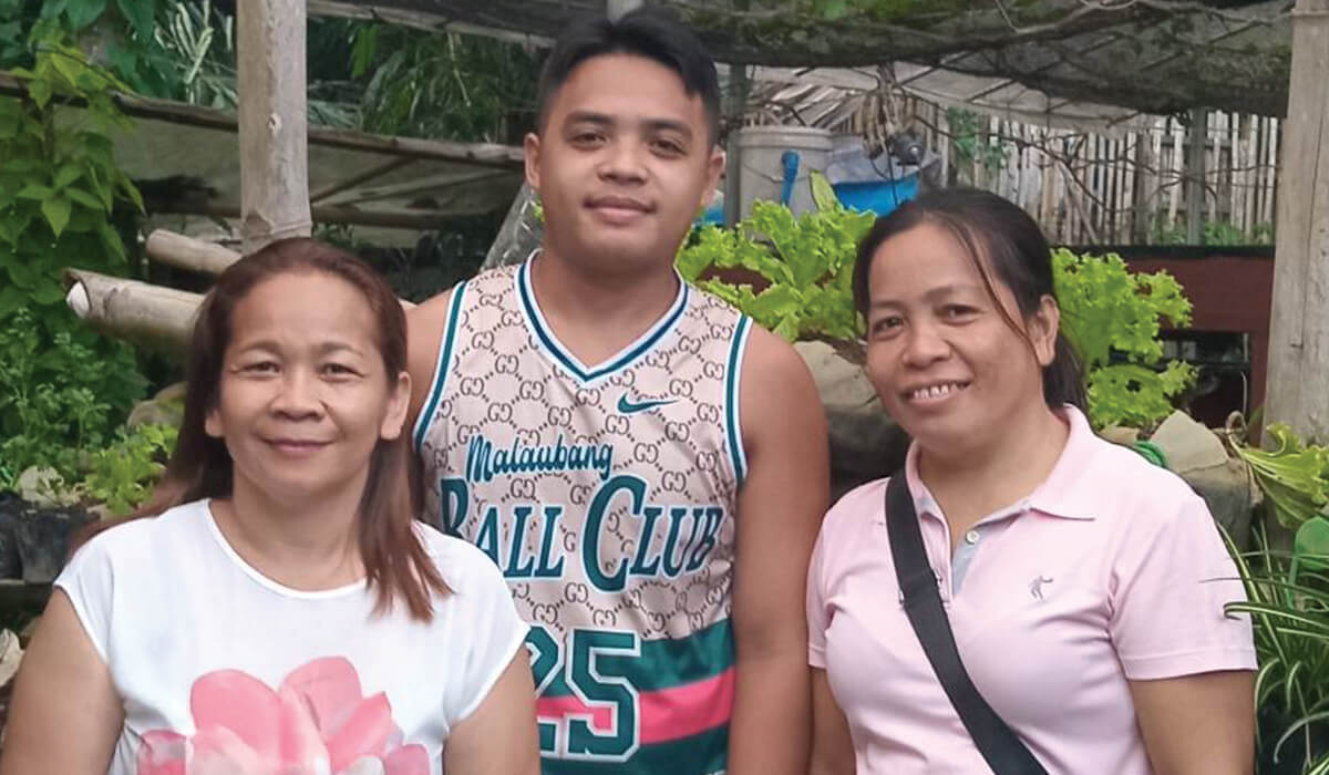 Kenneth (centre) with the mother of Jenneth Zenaida Ewayan (right) and Virgie Vidad (left) in the Philippines. - Photo: Virgie Vidad
