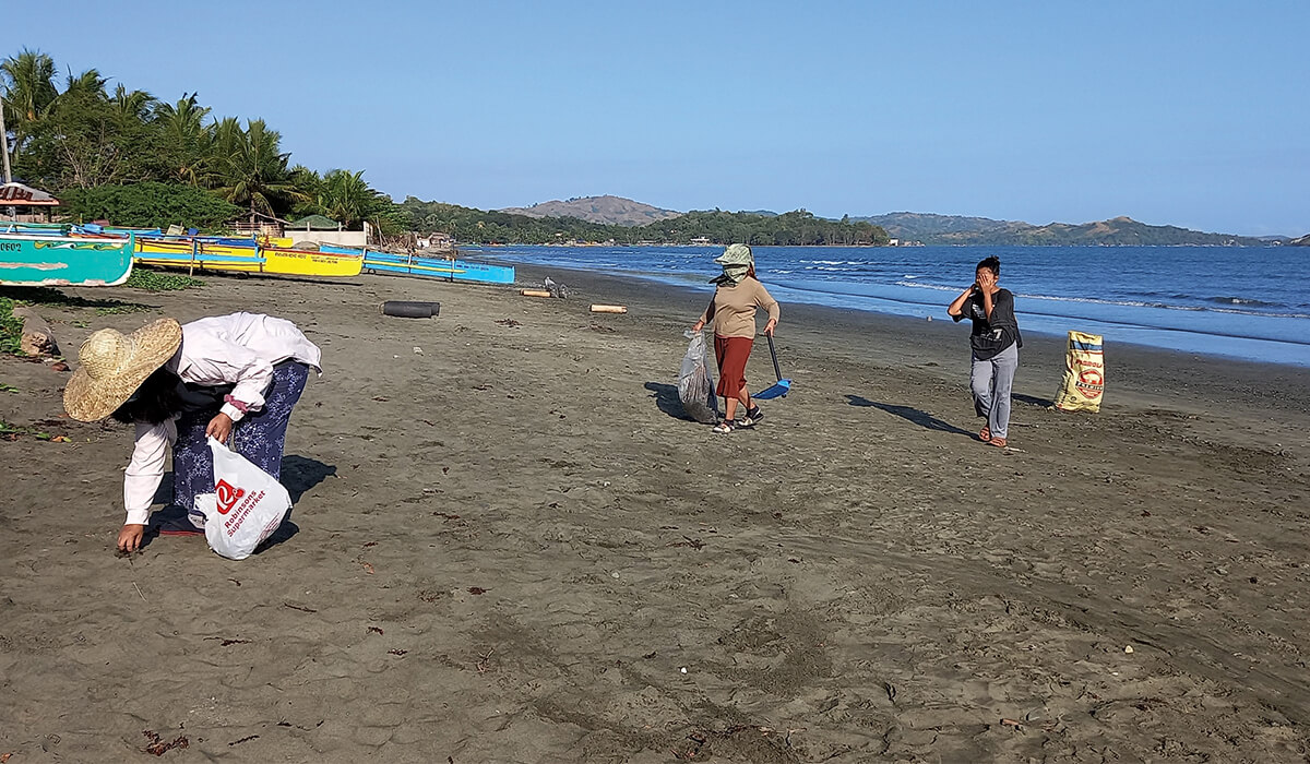 Collecting rubbish dumped on the local beach - Photo: Sr Cristita de Leon