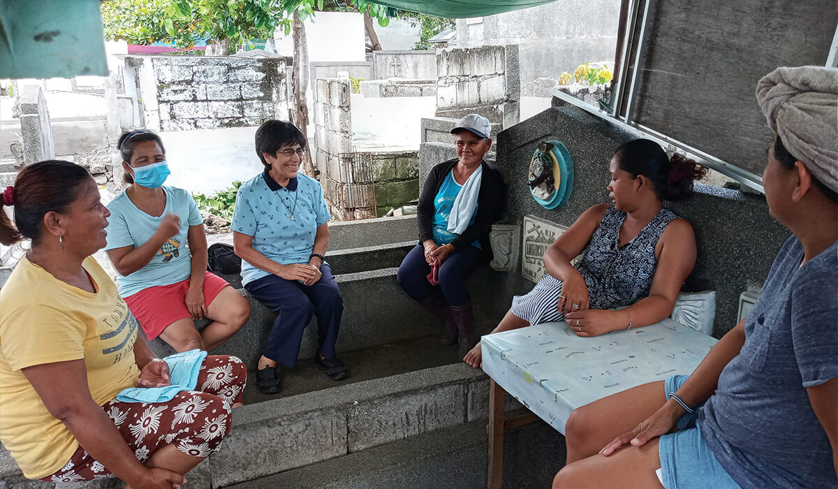 Columban Sr Eufrasia Garcia chats with mothers in the cemetery in the parish of Pasay. - Photos: Sr Gloria Santos SSC