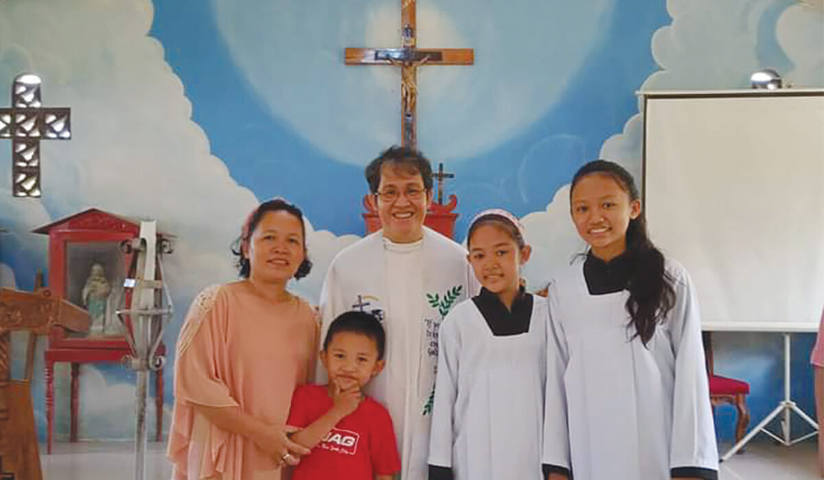 Columban Fr Cireneo Matulac with Regina's family. Photo: Fr Cireneo Matulac