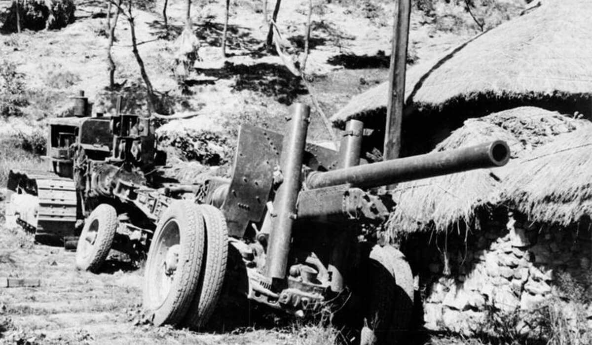 A field gun abandoned by North Korean forces in the Kum River area of Korea. - Photo: Wikimedia Commons