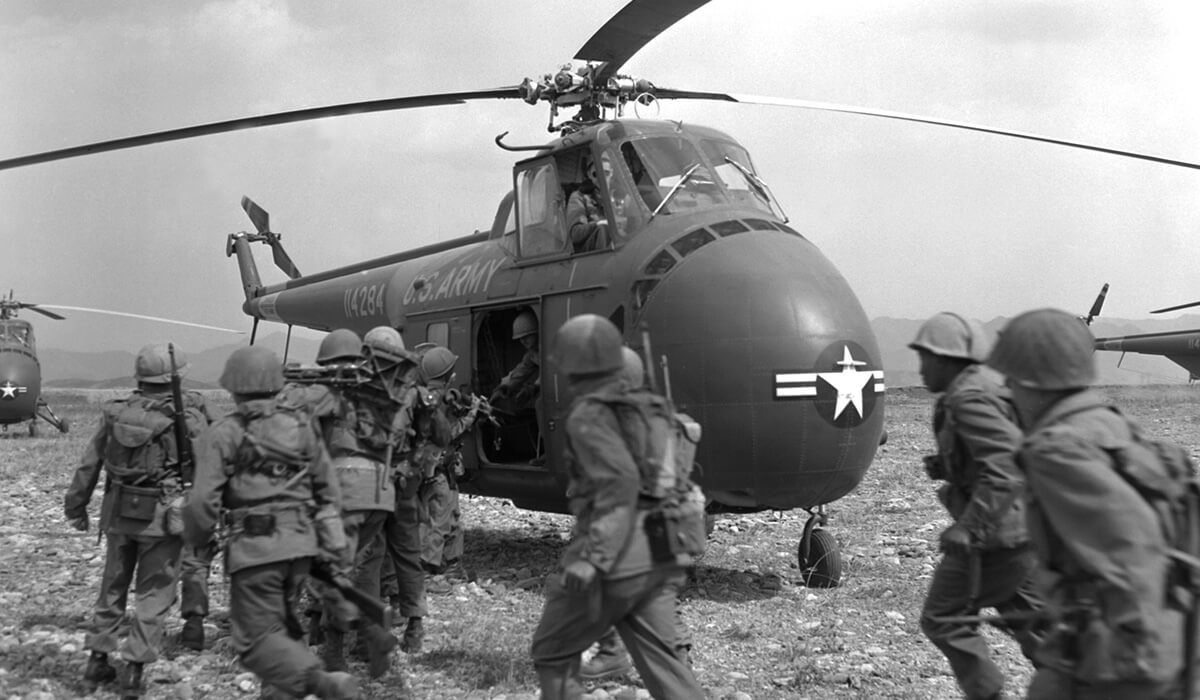 Infantry troops about to board U.S. Army Sikorsky H-19 Chickasaw helicopters to be transported to the front lines at the 6th Transportation Helicopter Company, Eighth Army, Korea. - Photo: Wikimedia Commons