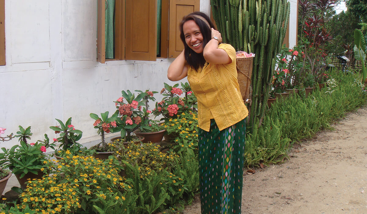 Columban lay missionary Arlenne Villahermosa carrying the Kachin basket in the traditional way - Photo: Arlenne Villahermosa