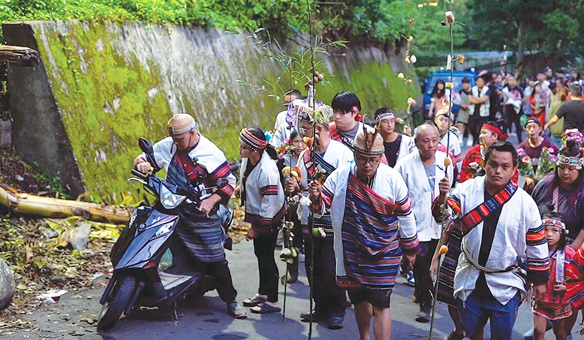 Indigenous people on their way to the graves to pray for their ancestors. Photo: Sihyeon Bae