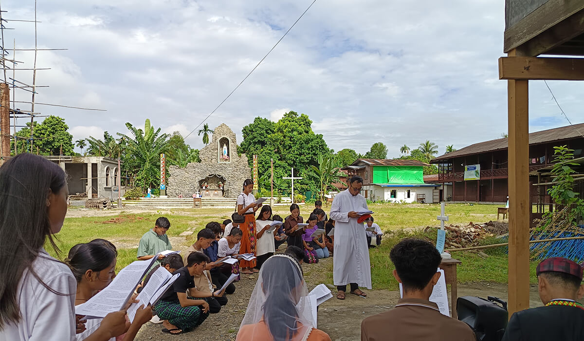 Young people gather for a special Stations of the Cross, praying for those who carry the many crosses of life in Myanmar. Photo: Kurt Zion Pala